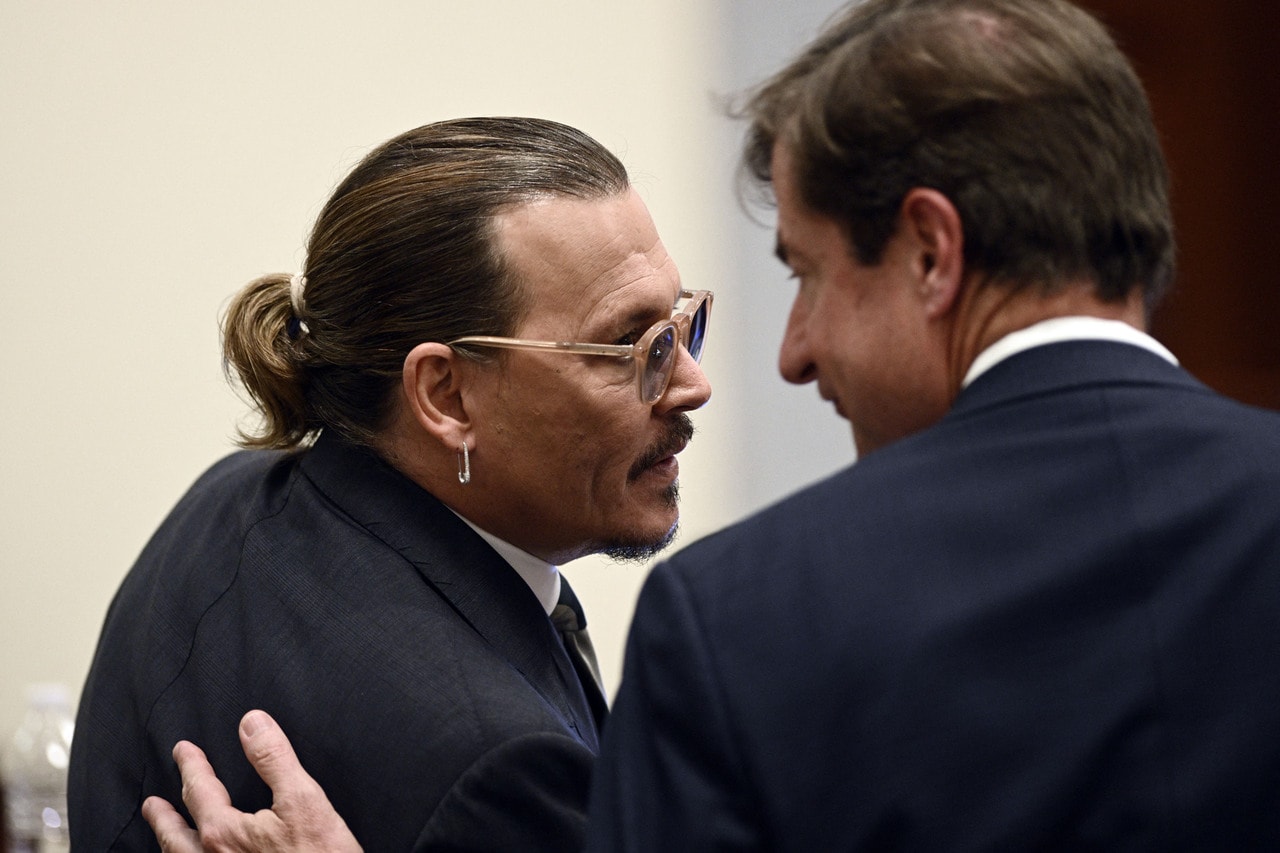弁護士と話し合うジョニー・デップ　©AFP=時事