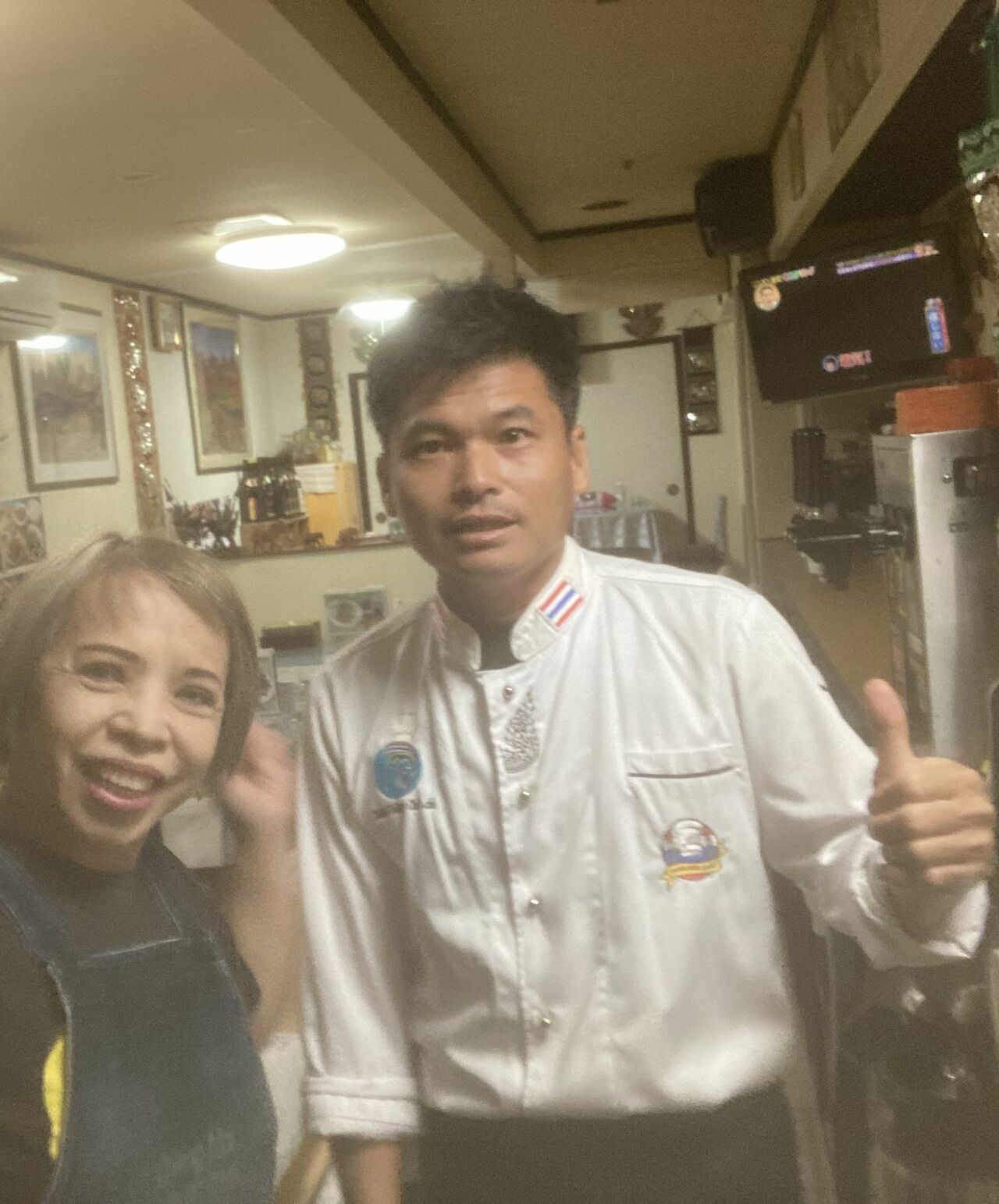 遠方から食べにくる人もいるほど人気のタイ料理屋「チェンマイ」。写真は女将のエミさんと息子さん