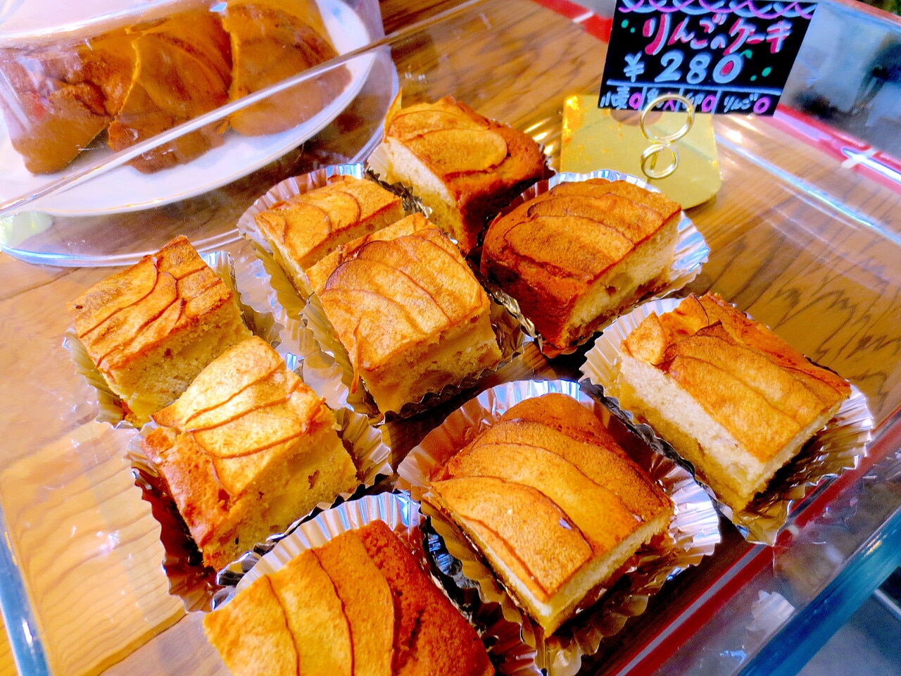 季節限定の「りんごのケーキ」280円。