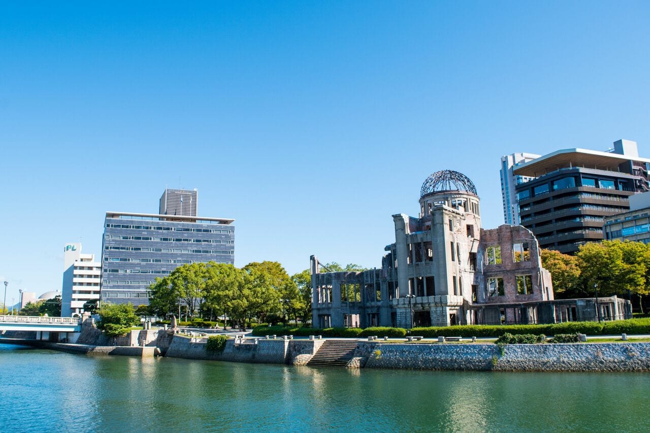 原爆ドーム（写真右）と本川（旧太田川）にかかる相生橋。 写真：hideky/イメージマート
