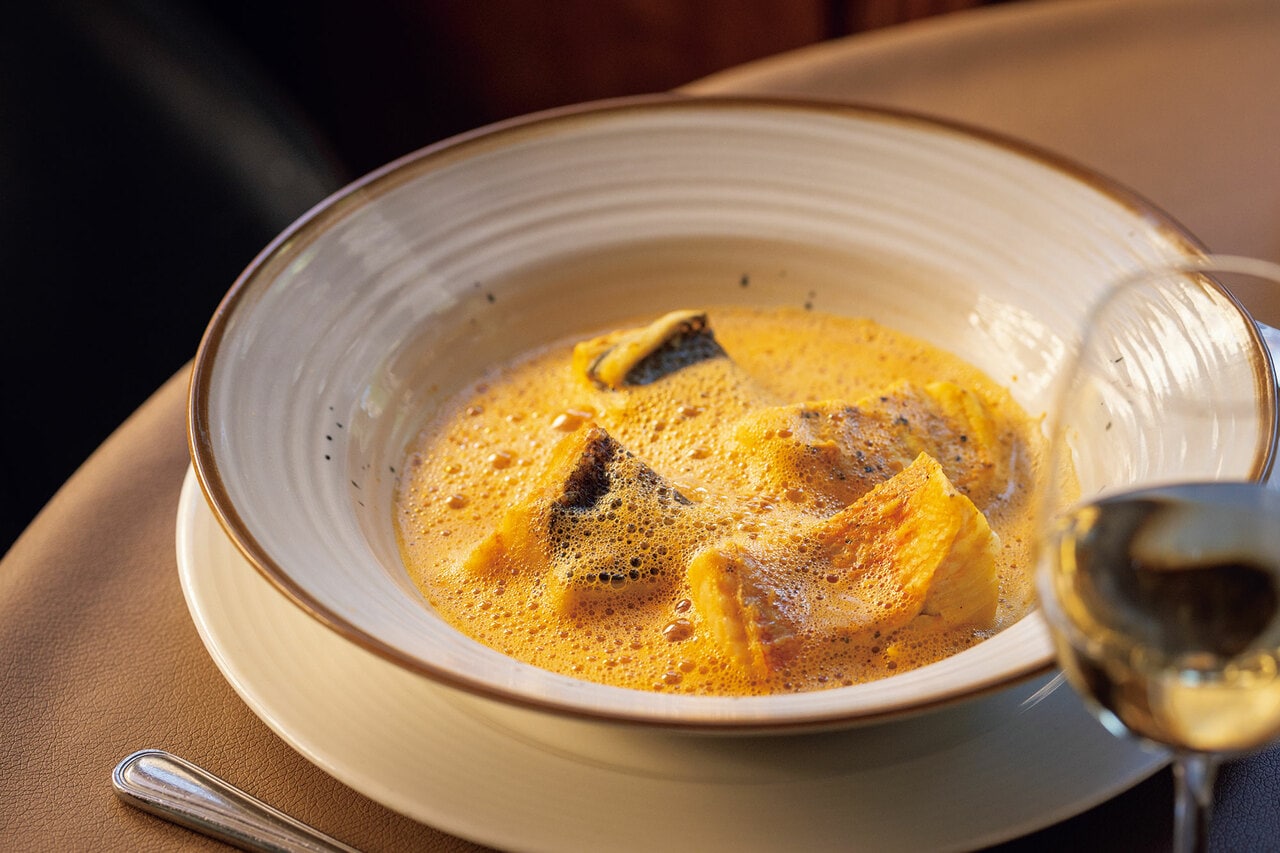 “ブイヤーベース、ラ・フレガート風”25ユーロ。魚の骨と香味野菜を煮てスープを作り、ルイユを少し加え、ミキサーにかけて濾す。スープで魚を煮て完成。この日はタラ、スズキ、アンコウ、カサゴ入り。