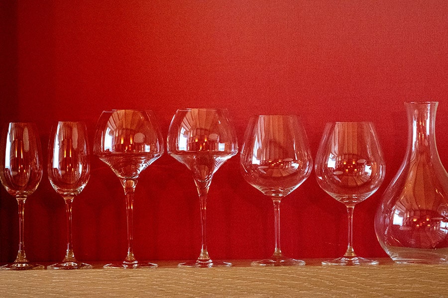 デカンタや各種グラスもスタンバイ。せっかくいいワインを飲むなら必要。