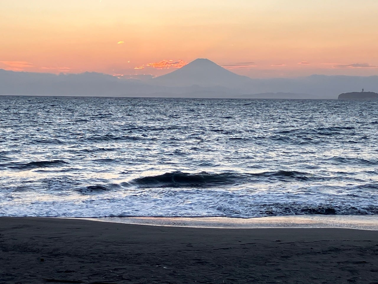 条件が整えば、こんな風に富士山のシルエットが浮かび上がる。