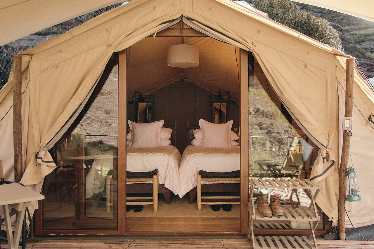 ーつのキャンプには風呂が備えつけられた寝室用のテントとテラス付きのラウンジテントの2つが連結されている。