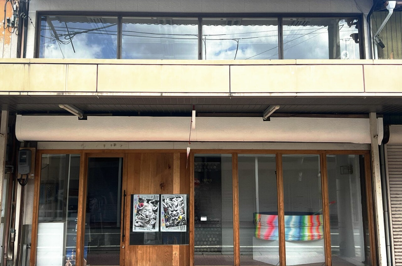 商店街の古い衣料品店を少しずつ改装しているというギャラリー。