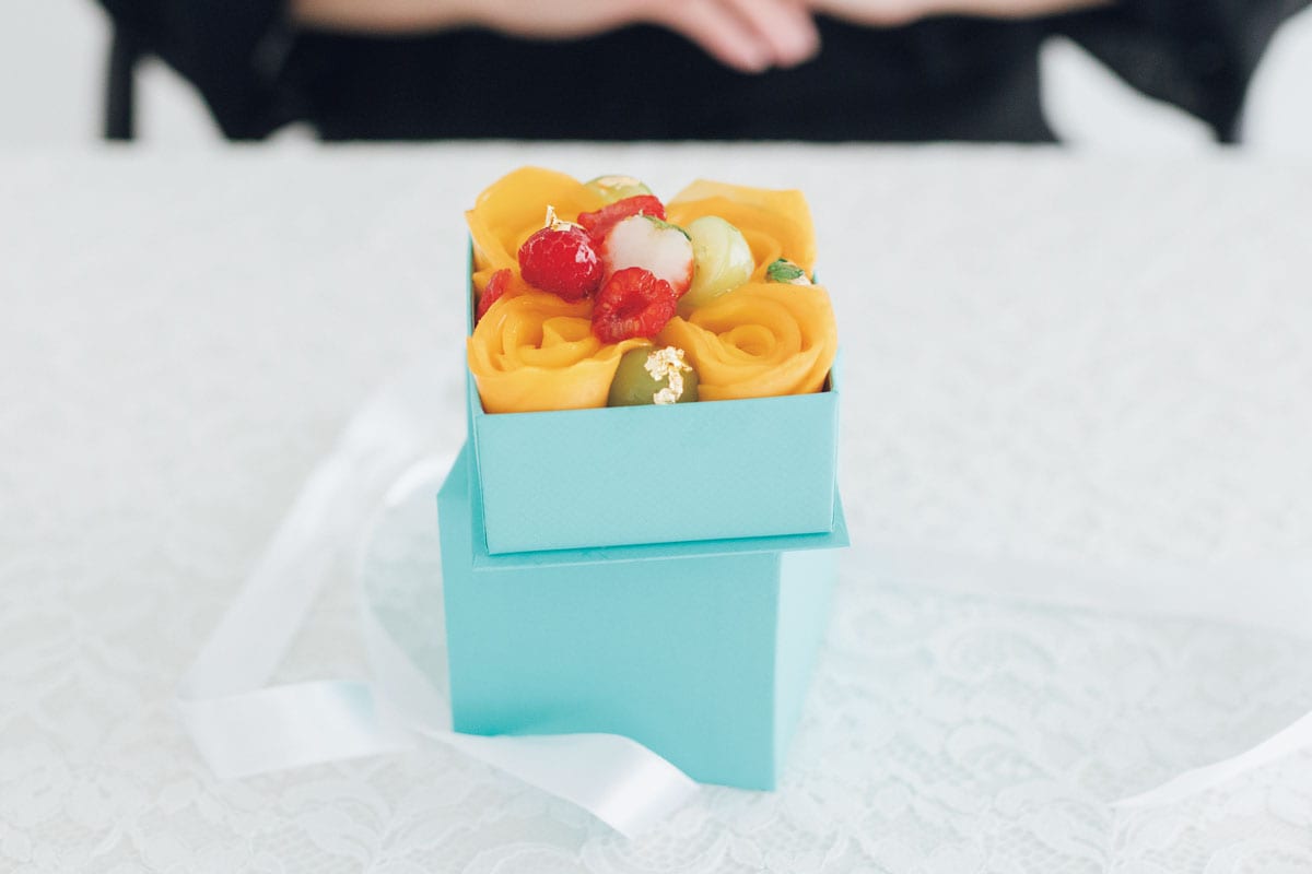 平野さんから伊藤さんへ。「ブルー ボックス カフェ」監修を手掛ける庄司夏子シェフのシグニチャーを、ティファニー流に再解釈した宝石箱のようなケーキ。ブルー ボックス ケーキ 13,500円／Blue Box Cafe by Natsuko Shoji