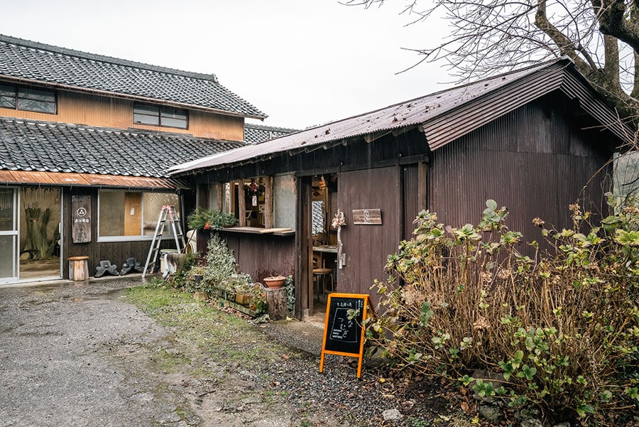 ものづくりの空気が漂う「七島藺工房 ななつむぎ」の工房。