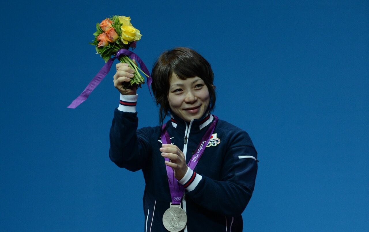 2012年、ロンドン五輪での三宅さん。48kg級に出場しスナッチで87キロ、ジャークで110キロ、トータルで日本新記録（当時）の197キロを挙げ銀メダルを獲得した　©JMPA