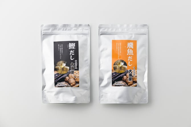 左から:鰹だし 大浦屋 2,200円(30パック入り)、飛魚だし 大浦屋 2,200円(24パック入り)。