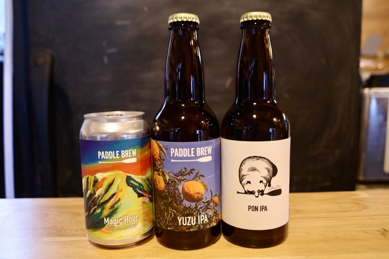 左から、登山向けの「Magic Hour」、特産のゆずを使った「YUZU IPA」、地元の米を加えた定番商品のひとつ「PON IPA」。（撮影：一ノ瀬伸）