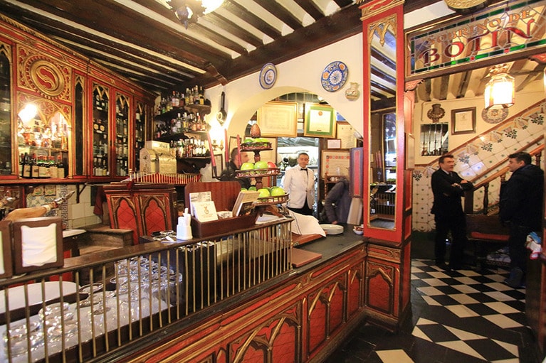 入口から入って見上げると「ボティンの甥」とスペイン語で書かれたステンドグラスがある。19世紀に造られたペストリーカウンターや、壁の飾りの金のレリーフも当時のままだ。