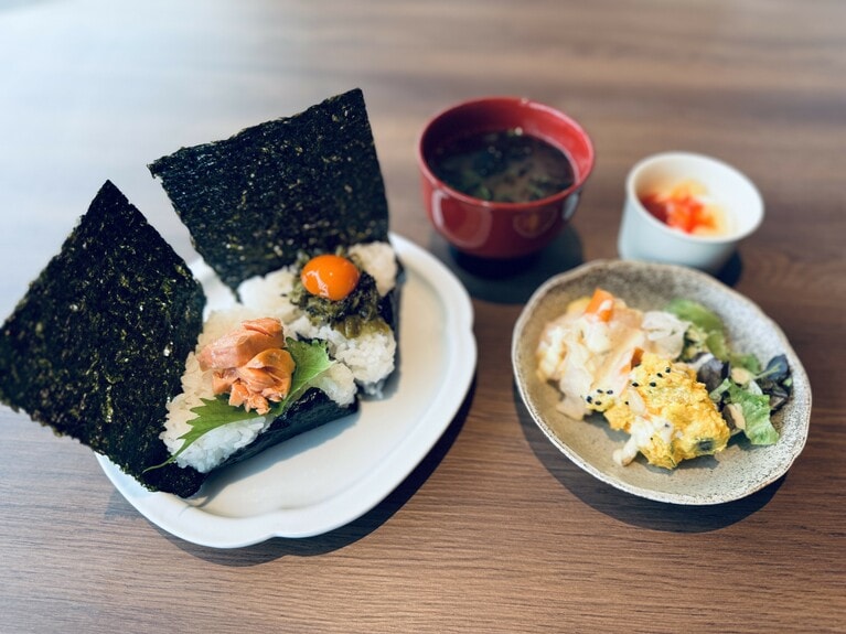 焼き鮭と、高菜卵黄の組み合わせも捨てがたいね（編集担当のチョイス）。