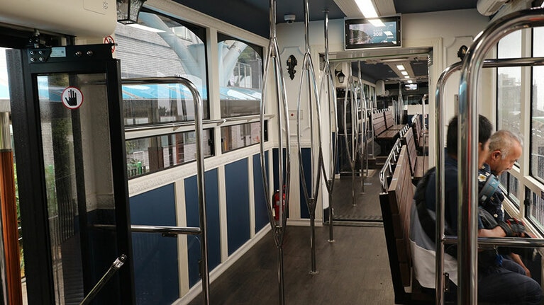 車両によって椅子の配置が違う。