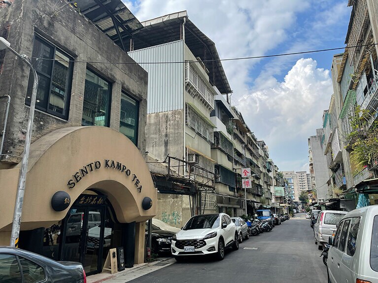 半円形の入り口が一際目を引きます。