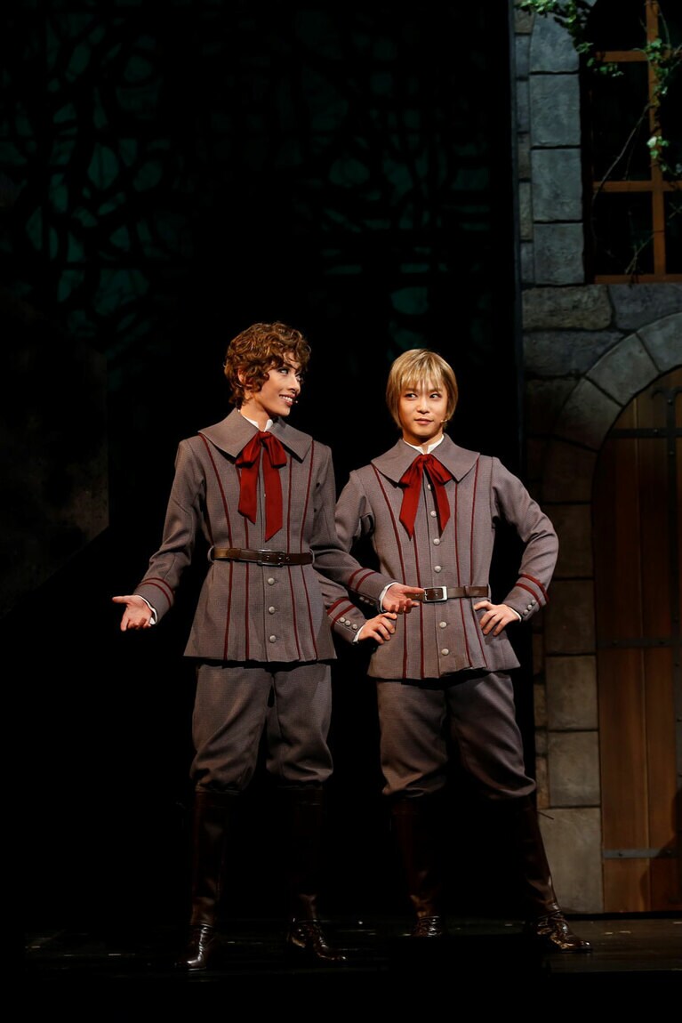 役者たちの表情や仕草が鮮明に見えるのも、配信ならではの嬉しいポイント。写真：岸 隆子(Studio Elenish)