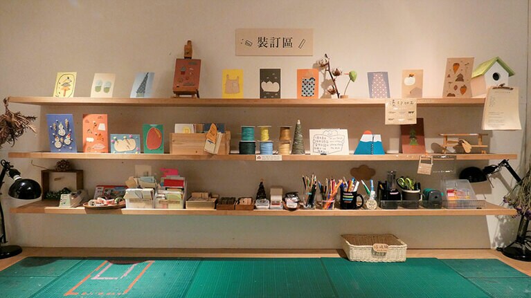 子供だけでなく、大人にも好評なノート作り。マスキングテープやスタンプなども自由に使えます。