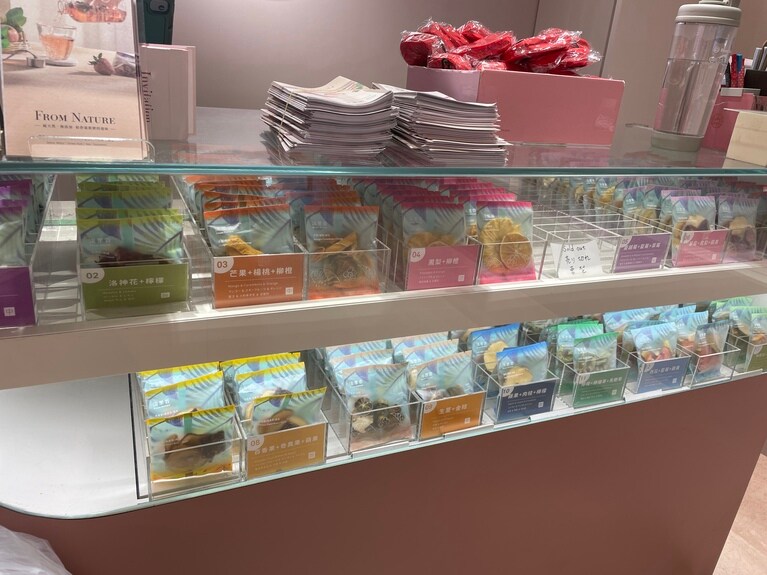 1つずつ好みのフレーバーを選んで購入できないのは少々残念ですが、もう少し小さいサイズのミックスギフトを購入したい場合は、5種類のフレーバーが詰め合わされた「綜合果乾水」（10個入り／570元）がおすすめです。