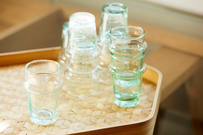 グラスとしても一輪刺しとしても使える。耐熱性のモロッコグラス 各600円。