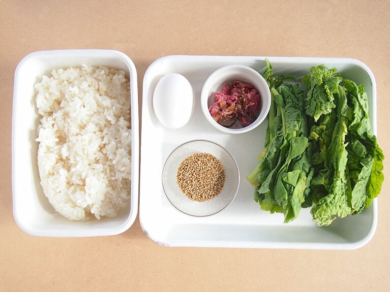 材料(4人前)。菜の花：3株／卵：1個／ご飯：2合分／白いりごま：大さじ1／すし酢：大さじ2／サラダ油：適量／桜の花の塩漬け：お好み。