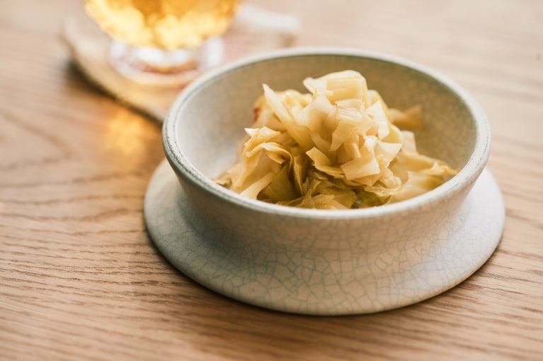 ぽってりした厚みが特徴の＜mushimegane books.＞の器。撮影：田村昌裕（freaks）