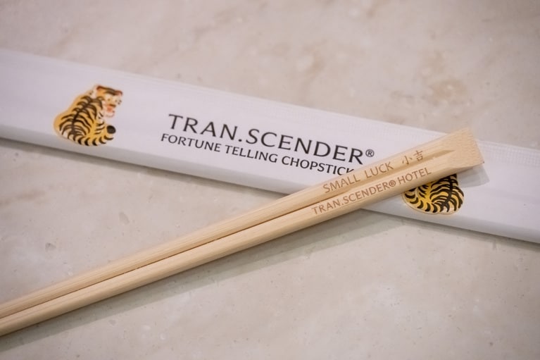 お箸は占いつき。占いのカルチャーが根付く横浜中華街らしさをお箸に託して。