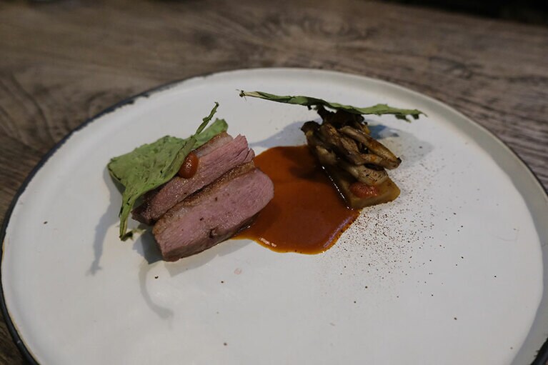 使われている素材はガチョウの胸肉、パースニップの根、舞茸、クコの実、茼蒿(春菊)、唐辛子。