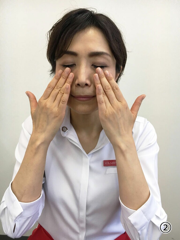 それぞれ3秒程度ずつ、軽く指を置いていきます。