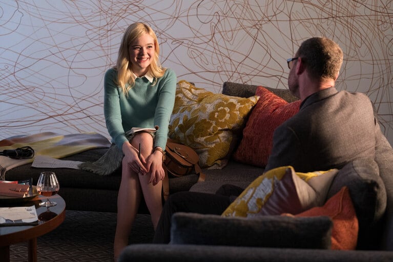 アリゾナ出身の無垢なガールフレンド・アシュレーを演じるエル・ファニング。