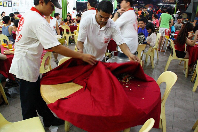 「ファッティークラブ」では、カニの殻は皿ではなくテーブルの上に置いてOK。客が帰ると、テーブルクロスごと片づけてくれる。※写真提供：杉さん