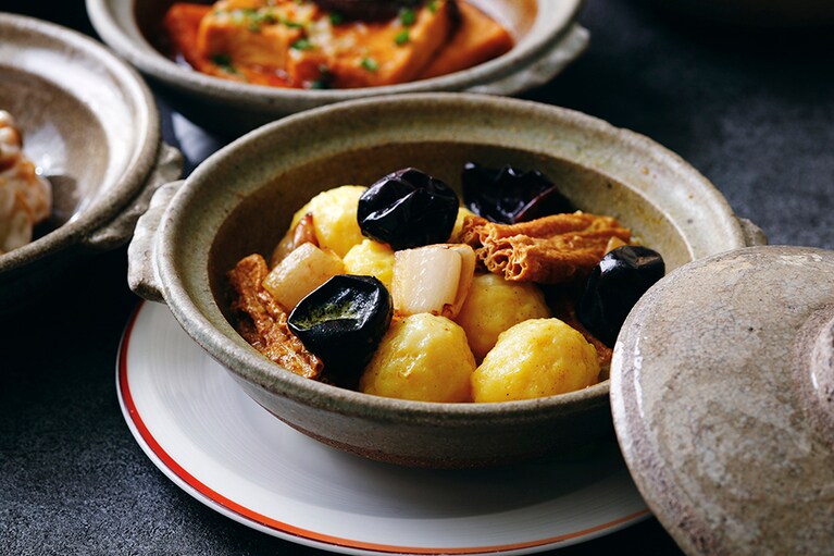「烏賊団子と湯葉のカレー風味煮込み」3,800円。