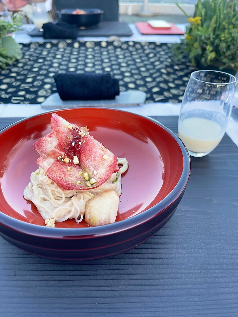 「桃とリコッタのカッペリーニ」と「どぶろくビール割り」。