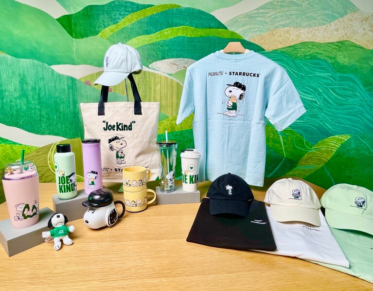 スターバックス公式オンラインストアで購入できるアイテム。スヌーピーが大きめに描かれたタンブラーやトート、Tシャツなどがずらり。