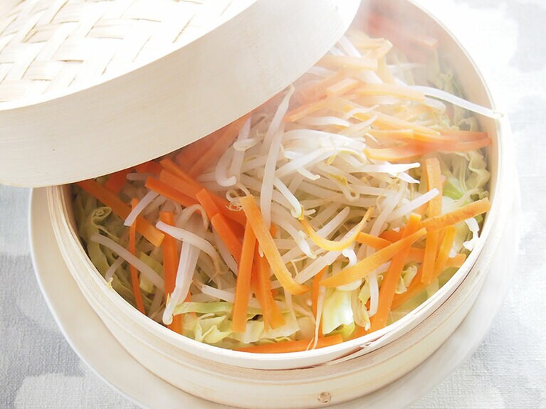 （2）の野菜がしんなりしたら、火を止める。