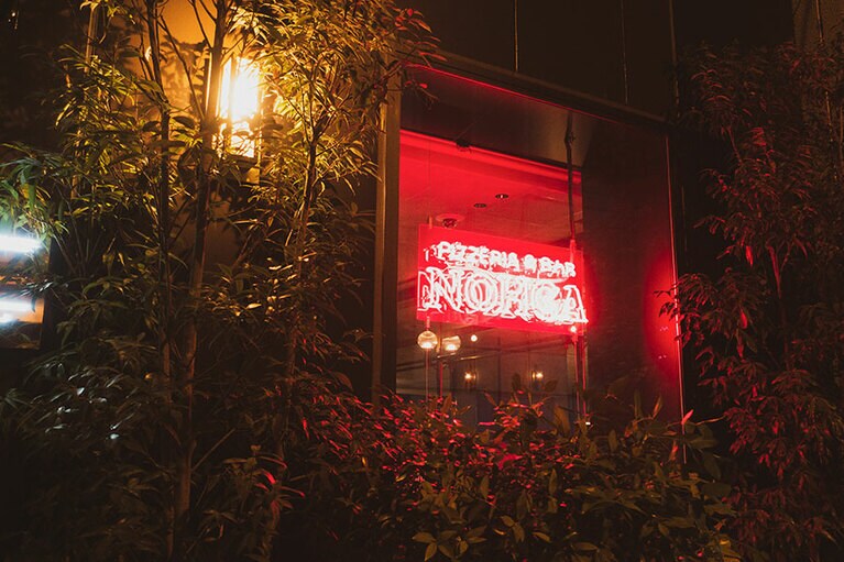 小さなネオンサインがレストランの看板代わり。