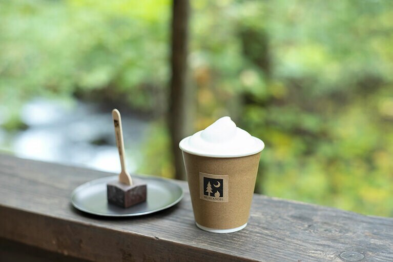 オリジナルのチョコレートをスチームミルクで溶かしながらいただくホットチョコレート 700円。「モリアソビ」で提供。