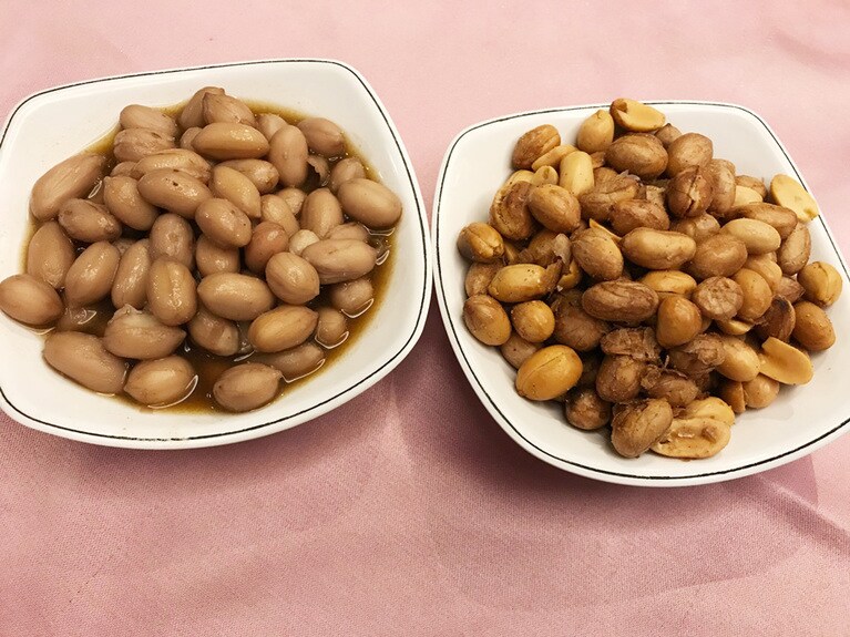 お通しは年菜のひとつ、ピーナッツ。ピールにぴったりな止まらなくなる味。