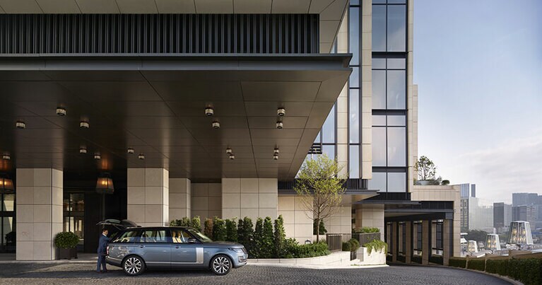 空港から約40分でホテルに到着。送迎車はジャガー。