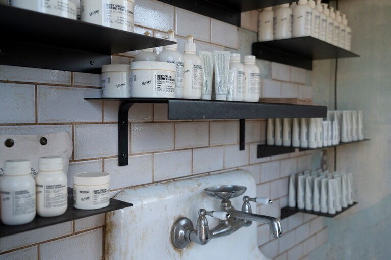 新緑に包まれながら香りと向き合う。移動する店舗ならではの「ル ラボ オン ウィールズ」を軽井沢で体験