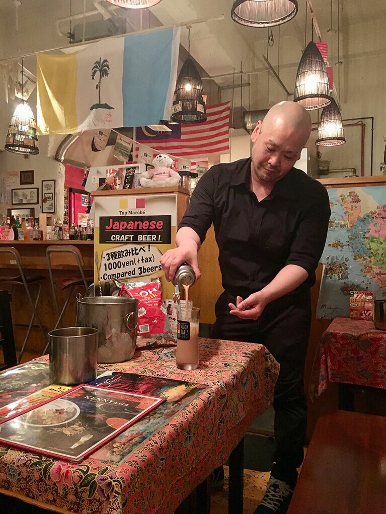 世界初!?　バーテンが作る「テタレ・アイス」450円。シンガポールスリングなどのカクテルも充実。