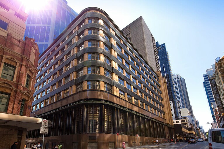 到着の瞬間、風格ある建築に気分が上がる。