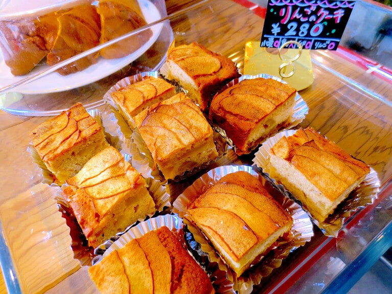 季節限定の「りんごのケーキ」280円。