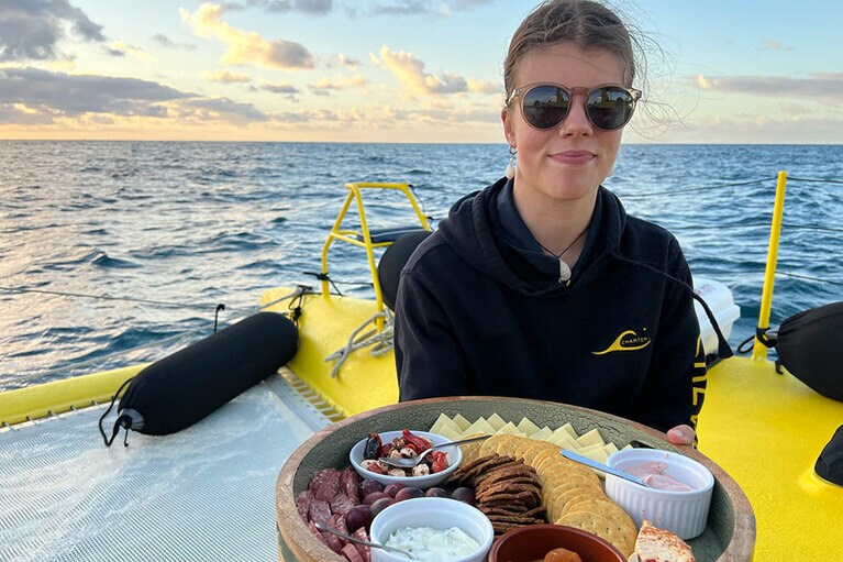 サンセットクルーズは、チーズやハムなどのシャルキュトリのサービス付き。シャンパンやワインの持ち込みは自由です。