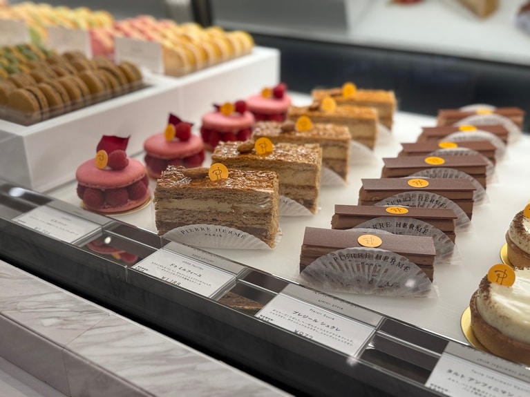 店内にならぶ人気ケーキの数々。