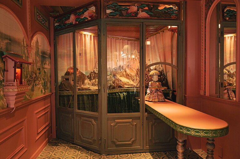 店内奥のガラスケースに囲まれた「チョコレート山脈」。