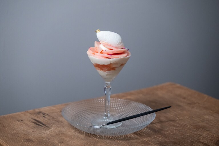 「桃とグァバとライチのパフェ」2,400円。2024年9月初めまで提供予定。