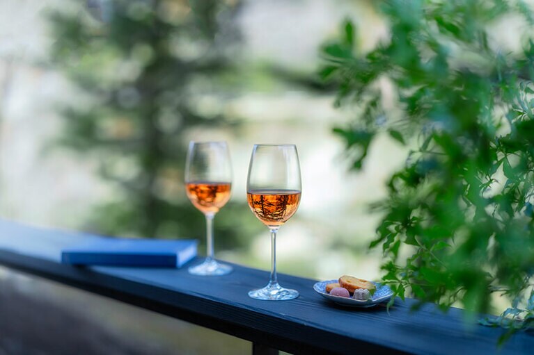 渓流沿いのカウンターを陣取って、地元ワイナリーのワインを味わったり。