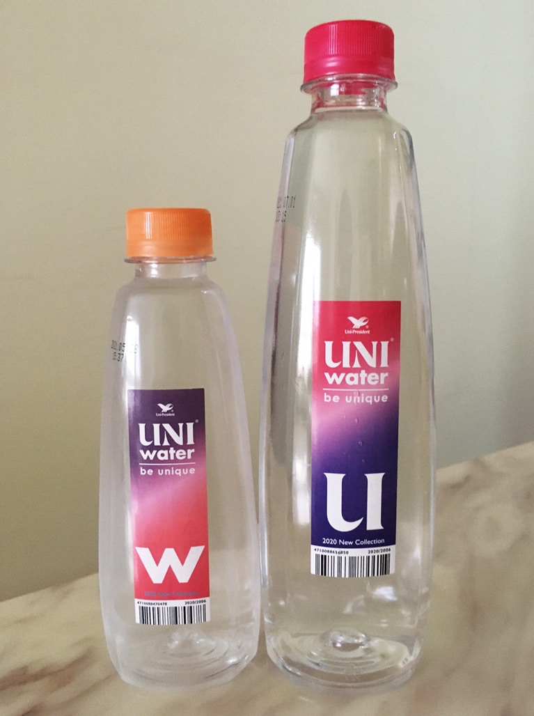 左から、純水 15元 330ml、純水 20元 550ml。