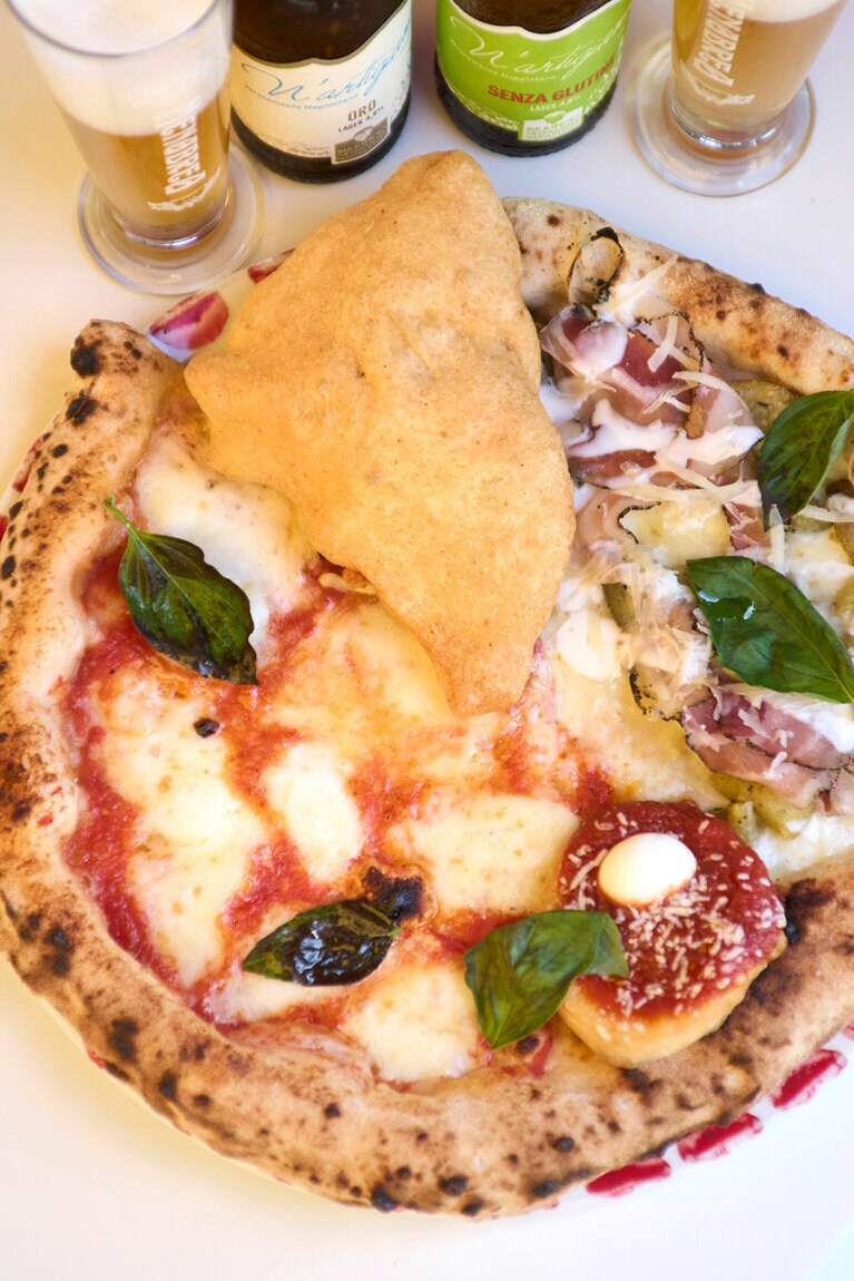 ピッツァ・ソーシャル“スパッカ・ナポリ” 12 ユーロはマルゲリータ、モンタナーラ、フリッタ、サポリーティの4種入り。