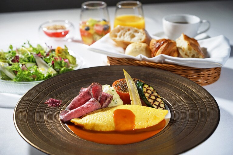 黒毛和牛のローストビーフが添えられたオムレツなど、贅沢感いっぱいの洋朝食(朝食会場は日によって異なります)。