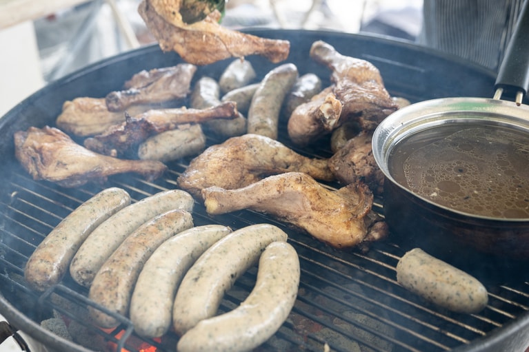 炭火で焼くグリルメニューが人気。